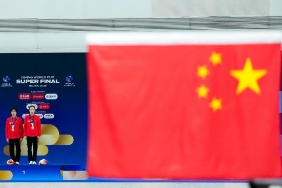 5月2日，獲得2025年跳水世界杯總決賽女子雙人10米臺冠軍的中國組合陳芋汐（右）/全紅嬋在頒獎儀式上。新華社記者 鞠煥宗 攝