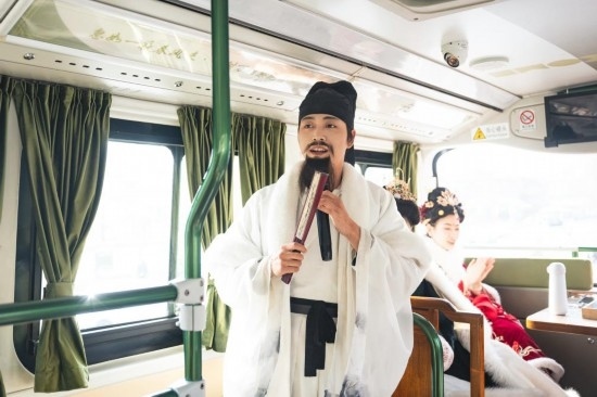 身著古裝的“伴游”在“長安尋夢”主題觀光車上為游客講解。（受訪者供圖）