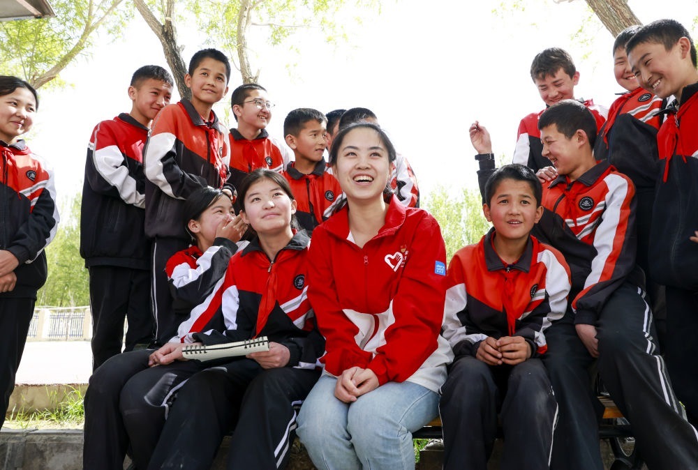 4月23日，在新疆克州阿圖什市哈拉峻鄉(xiāng)謝依特小學(xué)，支教教師高淑賢和學(xué)生們?cè)谝黄稹? width=