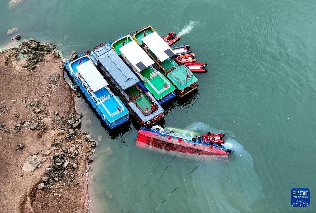5月5日，救援人員在對傾覆船只進(jìn)行搜救（無人機(jī)照片）。新華社記者 劉續(xù) 攝