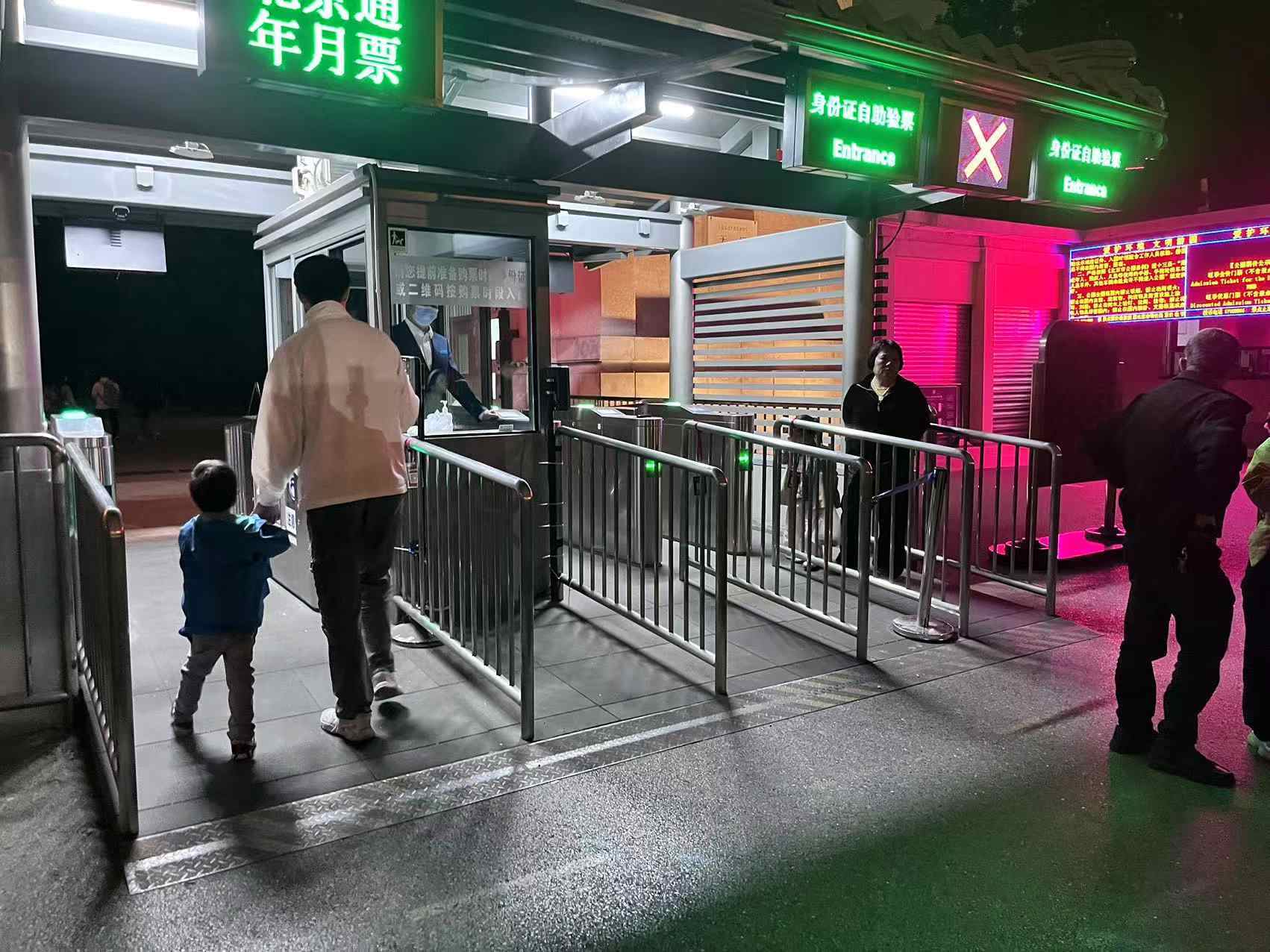 北京天壇公園延長開放時間，游客進(jìn)入游覽。人民網(wǎng)記者 李楠樺攝