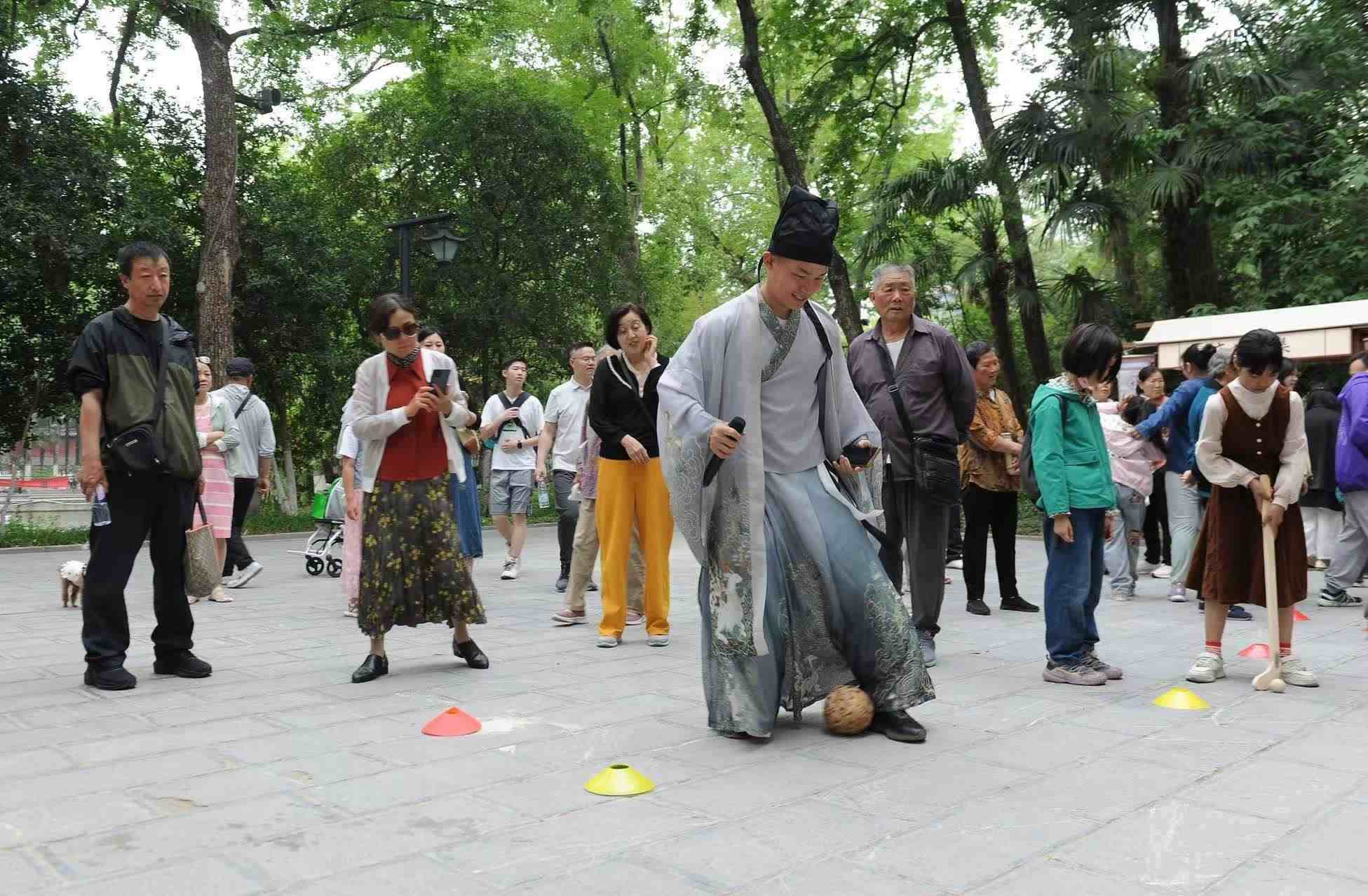 2025年5月3日，安徽省合肥市包公園景區(qū)，游客正在參與“蹴鞠”體育活動。（圖片來源：視覺中國）