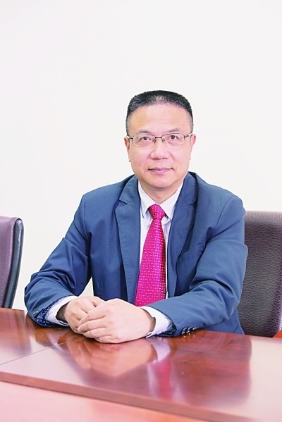 徐飛 教授、博士生導師。歷任上海交通大學副校長、西南交通大學校長、上海財經(jīng)大學常務副校長，現(xiàn)任福耀科技大學常務副校長。國務院政府特殊津貼專家。先后兼任中國鐵道學會副理事長，中國管理學會組織與戰(zhàn)略專業(yè)委員會副主任，教育部高等學校創(chuàng)新創(chuàng)業(yè)教育指導委員會副主任，中國高等教育學會創(chuàng)新創(chuàng)業(yè)教育分會理事長，中國高質(zhì)量MBA教育認證（CAMEA）工作委員會副主任，中國職業(yè)技術教育學會副會長等。主要研究領域為戰(zhàn)略管理、競爭戰(zhàn)略與博弈論、創(chuàng)新創(chuàng)業(yè)、跨文化戰(zhàn)略領導力等。出版著作20余部。