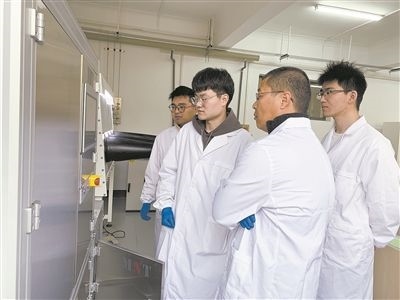圖為安工大材料科學(xué)與工程學(xué)院碩士研究生余威（右一）在實驗室開展研究。安工大供圖