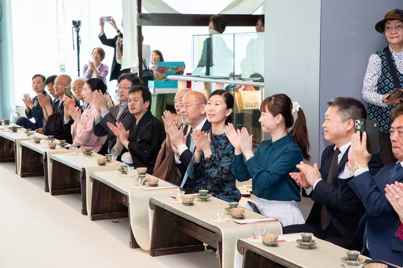 中日兩國文旅界、各茶道流派嘉賓出席開幕式。中國駐大阪旅游辦事處供圖