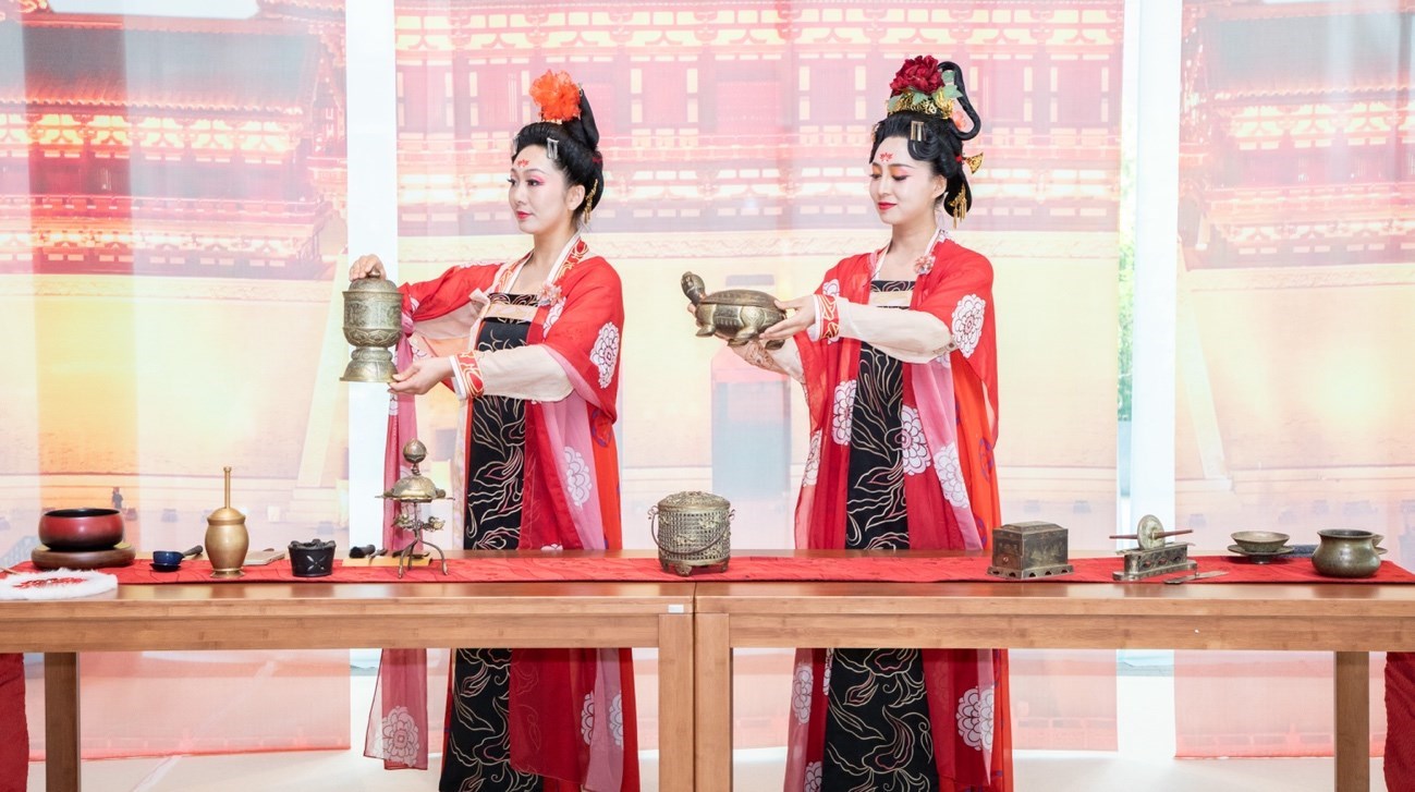 法門寺地宮出土文物一比一復(fù)刻的宮廷茶器。中國駐大阪旅游辦事處供圖
