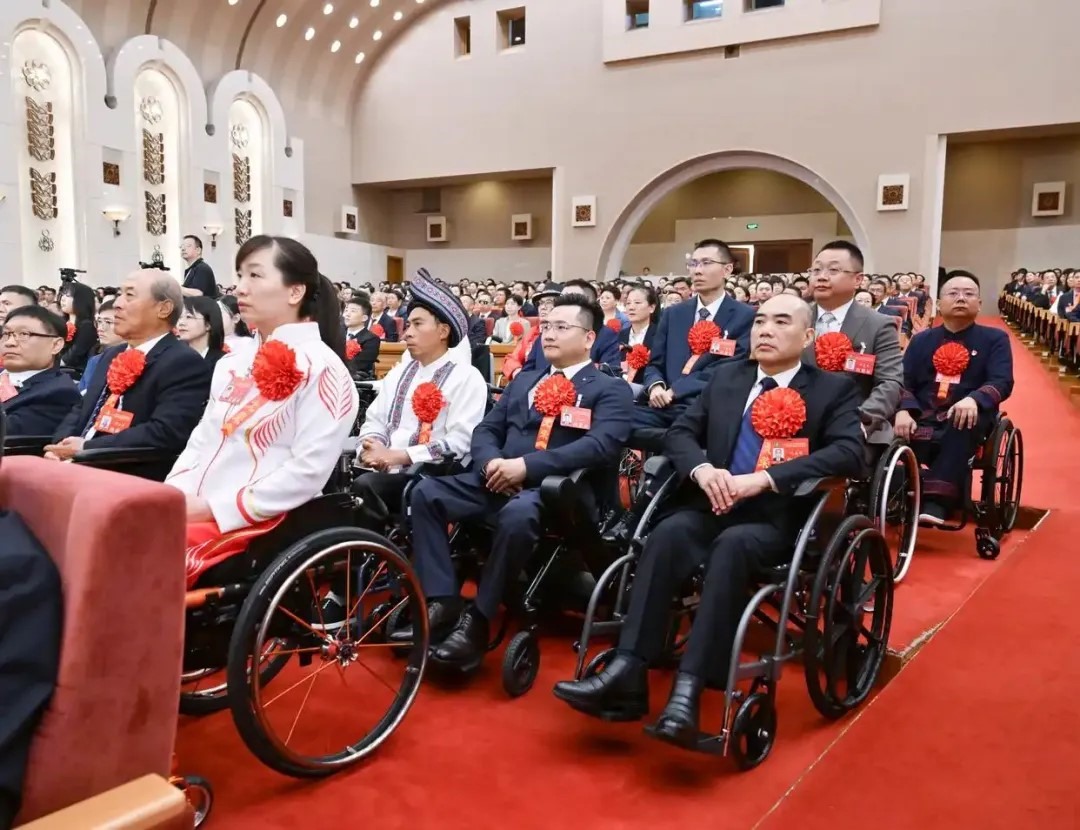 2025年5月16日，第七次全國自強模范暨助殘先進表彰大會在北京召開。大會表彰了200名“全國自強模范”、200個“全國殘疾人工作先進集體”和60名“全國殘疾人工作先進個人”。