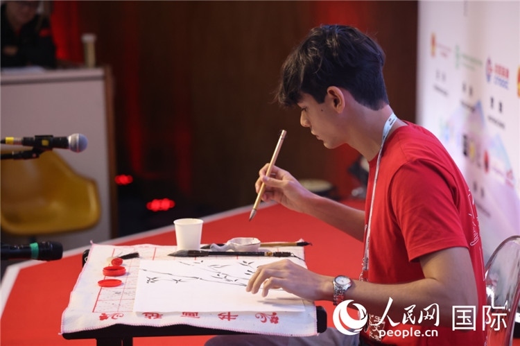 2025年“漢語橋”巴西賽區(qū)決賽的“才藝展示”環(huán)節(jié)，一名參賽者正在繪畫。人民網(wǎng)記者 時元皓攝