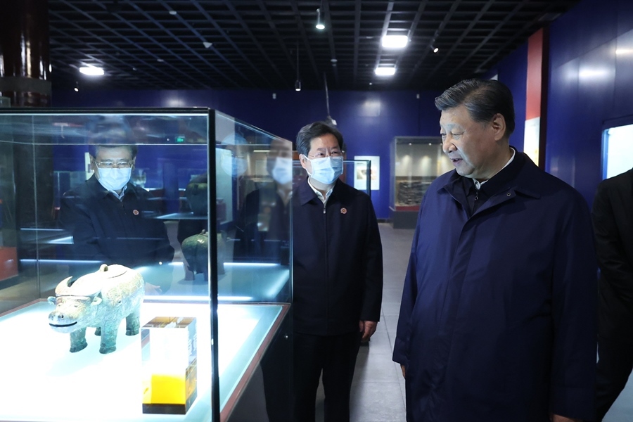 2022年10月28日，習(xí)近平總書記在安陽市殷墟博物館考察。新華社記者 鞠鵬 攝