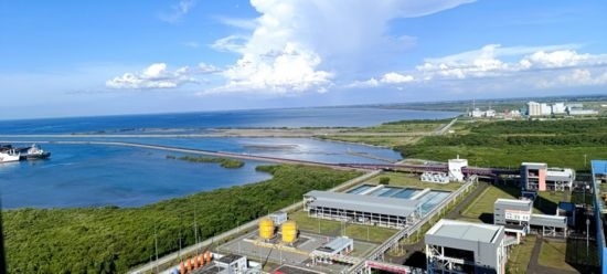 這是5月18日拍攝的紅樹林環(huán)繞的爪哇7號燃煤電站。記者 曹凱 攝