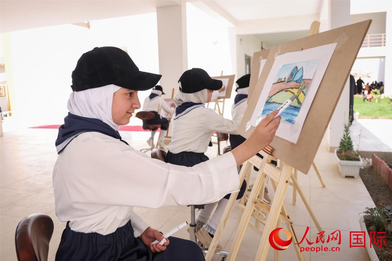圖為阿爾·圖拉女子學(xué)校學(xué)生在上美術(shù)課。人民網(wǎng)記者 薛丹攝