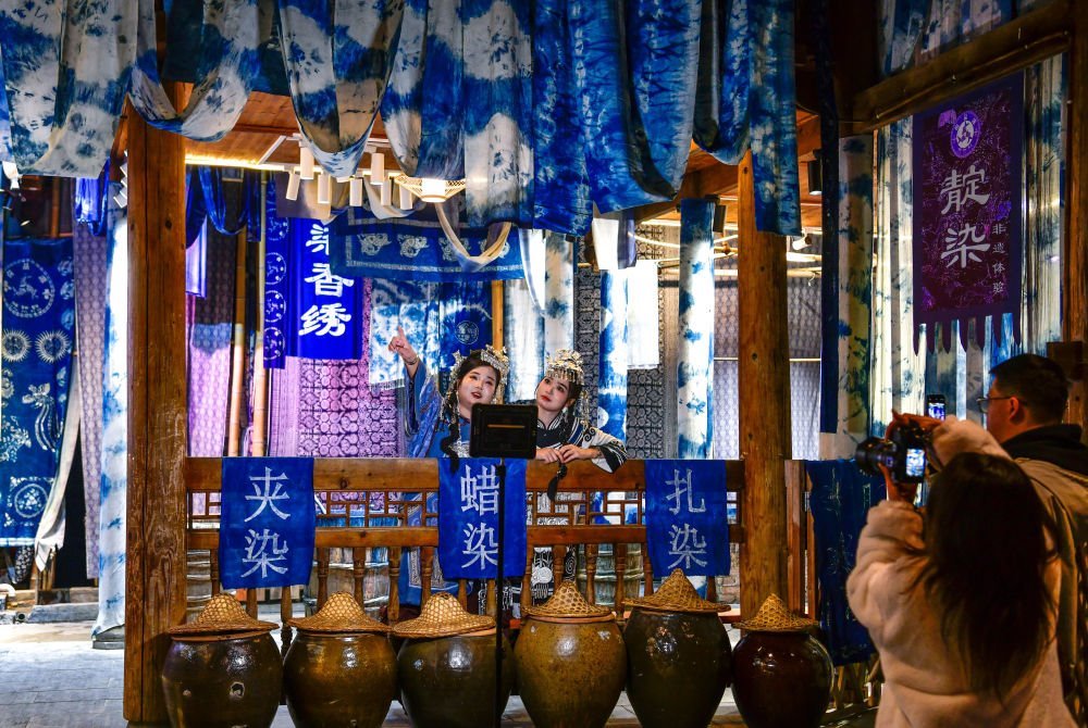 2025年3月17日，游客在貴州省黎平縣肇興侗寨里留影。新華社記者楊文斌 攝