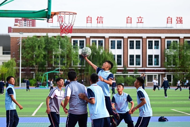 2024年6月18日，學(xué)生在青海果洛西寧民族中學(xué)打籃球。新華社記者 張龍 攝