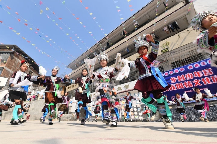 2025年3月25日，廣西柳州市融水苗族自治縣桿洞鄉(xiāng)中心小學(xué)學(xué)生在跳蘆笙踩堂舞。新華社記者 黃孝邦 攝