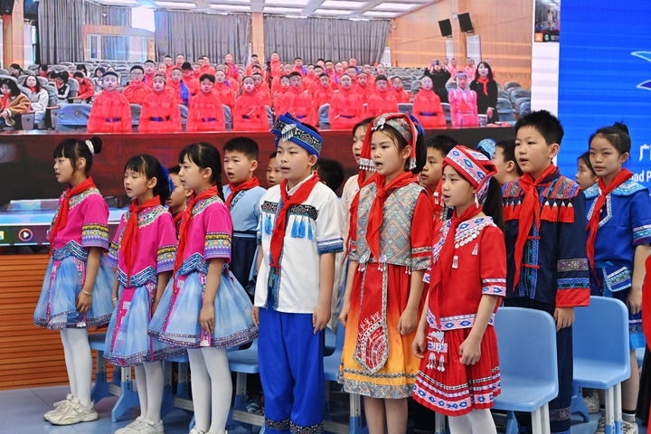 2025年3月28日，在“壯蒙一家親 共筑中國(guó)夢(mèng)”手拉手主題云隊(duì)會(huì)上，廣西南寧市濱湖路小學(xué)四（1）中隊(duì)隊(duì)員通過(guò)網(wǎng)絡(luò)和內(nèi)蒙古鄂爾多斯東勝區(qū)第十二小學(xué)四（9）中隊(duì)隊(duì)員一起唱《中國(guó)少年先鋒隊(duì)隊(duì)歌》。新華社記者 周華 攝