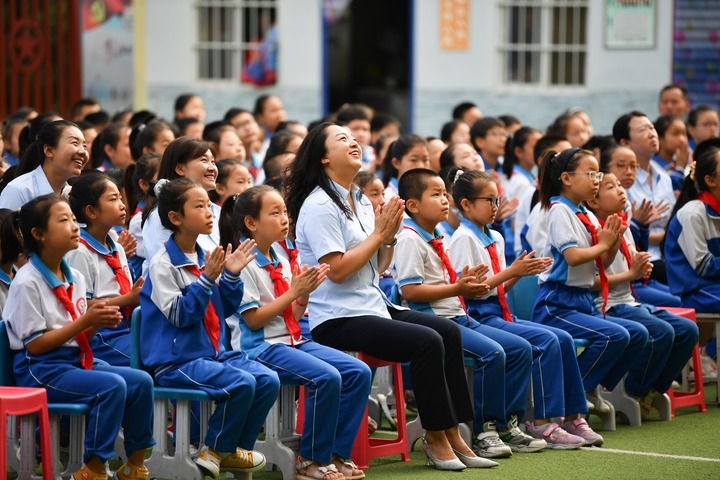 2021年7月1日，在位于陜西省延安市的楊家?guī)X福州希望小學(xué)，師生收看慶祝中國(guó)共產(chǎn)黨成立100周年大會(huì)。新華社記者 張博文 攝