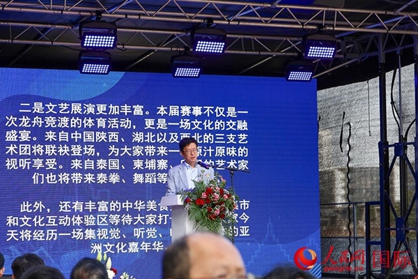 中國(guó)駐法蘭克?？傤I(lǐng)事黃昳揚(yáng)在致辭中對(duì)龍舟賽表示熱烈祝賀。人民網(wǎng) 依琳攝
