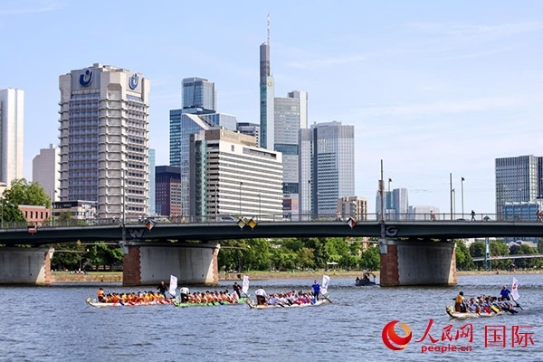 龍舟賽隊(duì)伍奮力揮槳、破浪前行。人民網(wǎng) 依琳攝