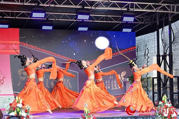 美因河畔的舞臺(tái)上中國(guó)傳統(tǒng)舞蹈精彩上演。人民網(wǎng) 依琳攝