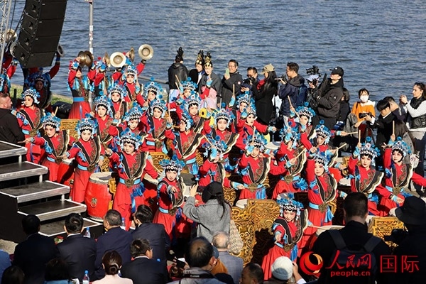 龍舟賽開(kāi)幕式上，《楊家將戰(zhàn)鼓》演奏引爆全場(chǎng)。人民網(wǎng) 依琳攝