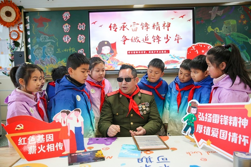 2025年3月3日，江蘇南通如皋市安定小學里，傷殘軍人許波銀在思政小課堂上向學生講述雷鋒故事。