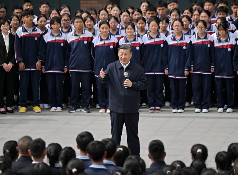 2024年6月18日，習近平總書記在青海果洛西寧民族中學考察時，同師生們親切交流。