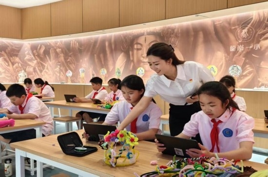 龍崗一小學(xué)生正在學(xué)習(xí)“發(fā)現(xiàn)石刻之美”華蔓花冠課程。