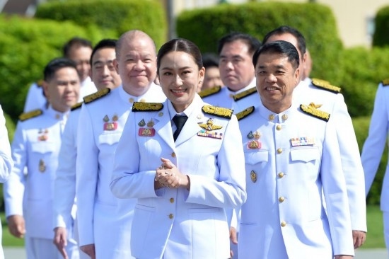 2024年9月7日，泰國總理佩通坦·欽那瓦（前中）及新一屆內(nèi)閣成員在位于首都曼谷的總理府與媒體見面。新華社發(fā)（拉亨攝）