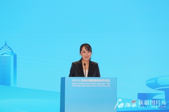 5月23日，在2025上合組織國(guó)家媒體合作論壇青年文化交流營(yíng)活動(dòng)中，人民日?qǐng)?bào)社記者阿爾達(dá)克·塔巴拉克發(fā)言。石榴云/新疆日?qǐng)?bào)記者 李雄心攝