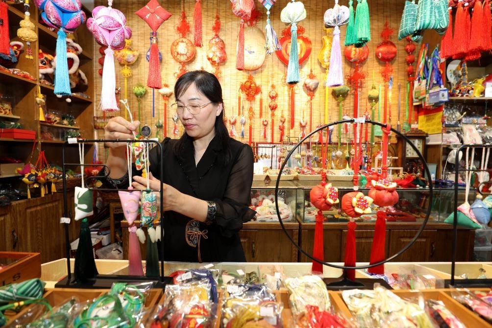 2025年5月25日，安徽省淮北市，非遺香包上貨架。（圖片來源：視覺中國）