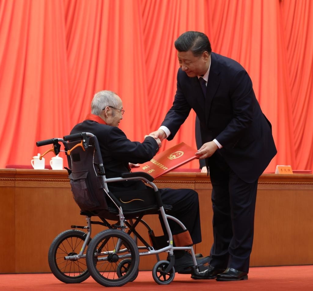 2021年11月3日，2020年度國(guó)家科學(xué)技術(shù)獎(jiǎng)勵(lì)大會(huì)在北京人民大會(huì)堂隆重舉行。習(xí)近平總書記向獲得2020年度國(guó)家最高科學(xué)技術(shù)獎(jiǎng)的中國(guó)航空工業(yè)集團(tuán)有限公司顧誦芬院士頒獎(jiǎng)。新華社記者 龐興雷 攝