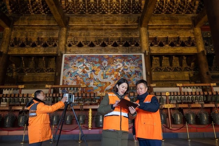 北京市測(cè)繪設(shè)計(jì)研究院團(tuán)隊(duì)在太廟測(cè)繪（2023年2月19日攝）。2020年9月起，北京市測(cè)繪設(shè)計(jì)研究院的技術(shù)團(tuán)隊(duì)開(kāi)展了北京中軸線遺產(chǎn)點(diǎn)實(shí)地測(cè)繪，從文物保護(hù)、環(huán)境整治、文物騰退等方面為北京中軸線申遺提供空間數(shù)據(jù)底板。