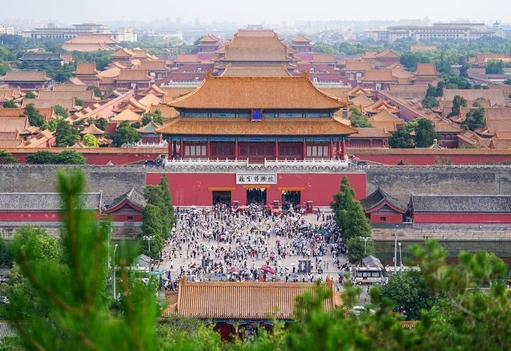 2024年7月16日在景山上拍攝的北京故宮。