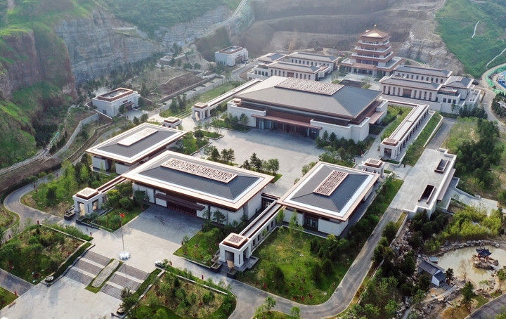 中國(guó)國(guó)家版本館中央總館位于北京中軸線延長(zhǎng)線上、燕山腳下，是國(guó)家級(jí)文化殿堂，也是聯(lián)接中外、交流互鑒的文化橋梁（2022年7月30日攝，無(wú)人機(jī)照片）。