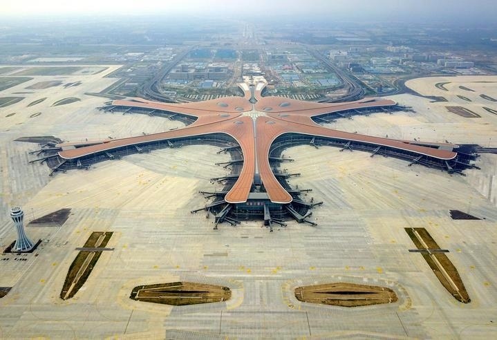 這是位于北京中軸線延長(zhǎng)線上的北京大興國(guó)際機(jī)場(chǎng)航站樓（2019年6月25日攝，無(wú)人機(jī)照片）。