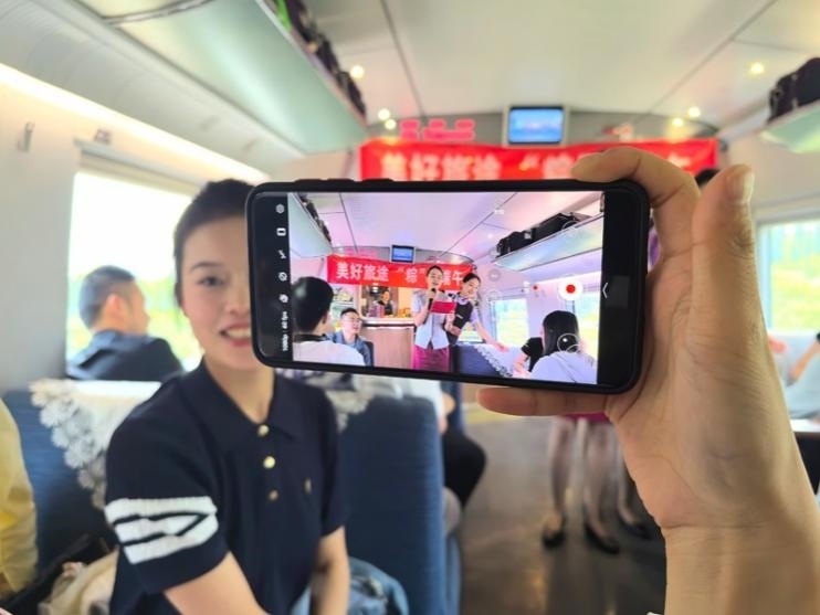 在活動中，旅客紛紛舉起手機(jī)拍攝。顏笑攝