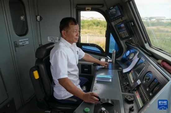 5月31日，在蒙內(nèi)鐵路內(nèi)羅畢站，機(jī)車駕駛員蔣立平在即將開往蒙巴薩的E2次列車上進(jìn)行準(zhǔn)備工作。新華社記者 楊光 攝