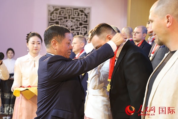 中國駐俄羅斯大使張漢暉為獲獎?wù)哳C獎。人民網(wǎng)記者 肖新新攝