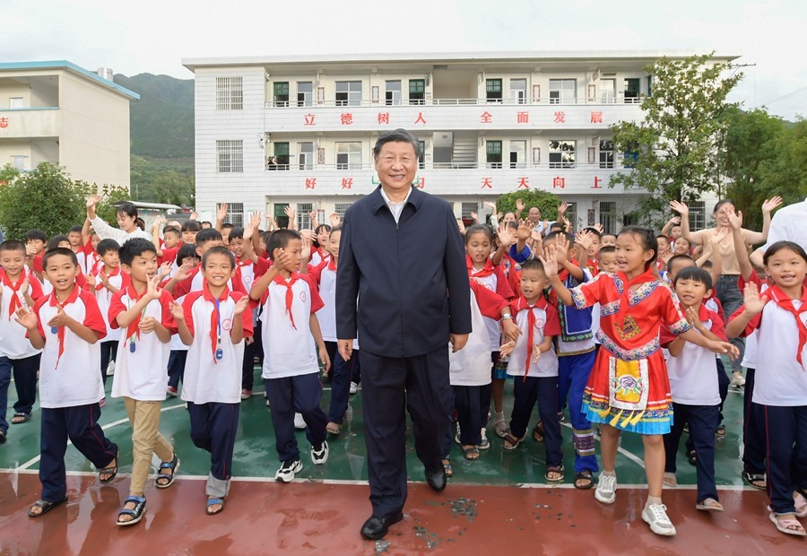 2020年9月16日，在湖南郴州市汝城縣文明瑤族鄉(xiāng)第一片小學(xué)，師生們簇?fù)碇?xí)近平總書(shū)記步出校園。新華社記者 李學(xué)仁 攝