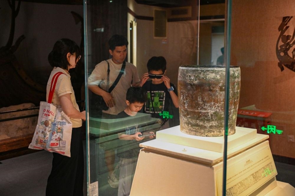 △2025年5月18日，游客在廣東廣州南越王博物院（王墓展區(qū)）體驗AR眼鏡智慧導(dǎo)覽服務(wù)。