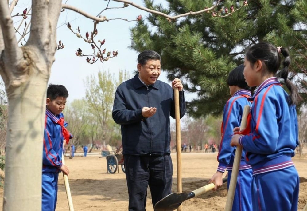 2019年4月8日，習(xí)近平總書(shū)記參加首都義務(wù)植樹(shù)活動(dòng)。這是習(xí)近平總書(shū)記同少先隊(duì)員在一起。新華社記者 鞠鵬 攝