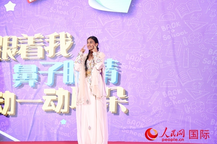 演唱中文歌曲。人民網(wǎng)記者任皓宇攝