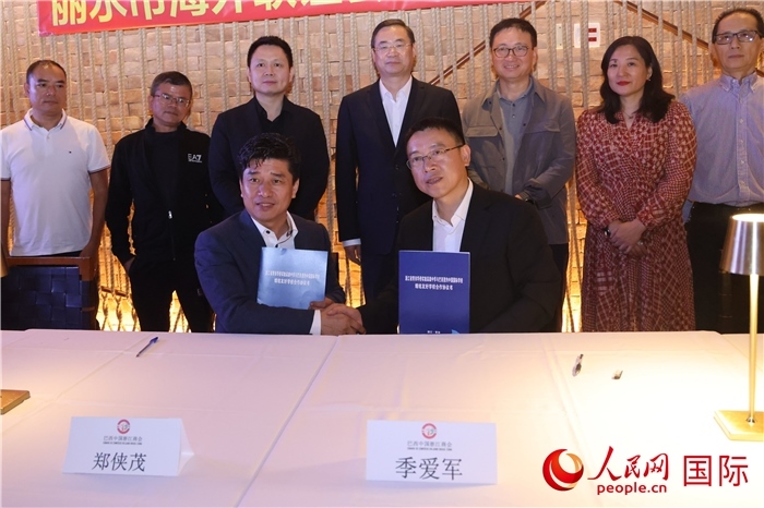 浙江省青田華僑實驗高級中學與巴西里約中國國際學校在座談會上締結(jié)為友好學校，青田縣人民政府僑務(wù)辦公室主任季愛軍和擔任巴西里約中國國際學校董事長的鄭俠茂作為代表簽署協(xié)議。 人民網(wǎng)記者 時元皓攝