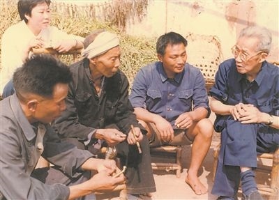 侯光炯（右一）和農(nóng)民在一起親切交流。 西南大學(xué)檔案館供圖