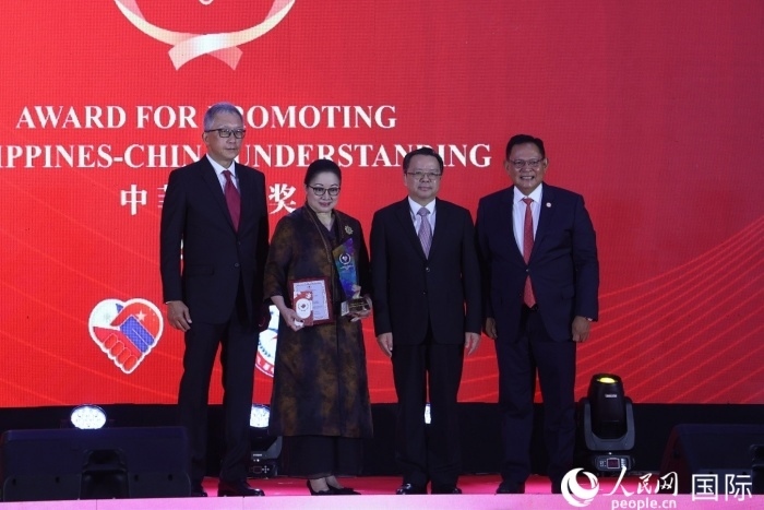 菲律賓前參議員許爾琦榮獲“終身成就獎”。人民網(wǎng)記者 樊帆攝
