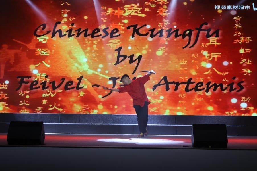 恩星學(xué)校中學(xué)部學(xué)生表演武術(shù)。哈山努丁大學(xué)孔子學(xué)院供圖
